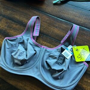 Wacoal 40DDD underwire sports bra